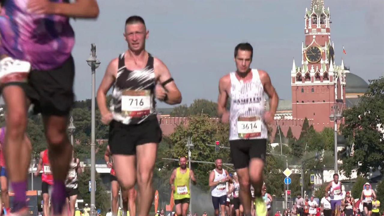 Около десяти тысяч человек приняли участие в полумарафоне "Лужники" в Москве