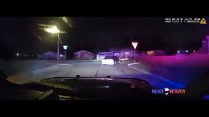 Подозреваемый проехал через передний двор и врезался в забор во время преследования полицией