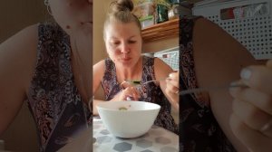 Мукбанг. Запеченая домашняя буженина, салат из домашних овощей