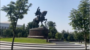 Ташкент - фрукты во дворе. Сквер Амира Тимура. #ташкент #узбекистан