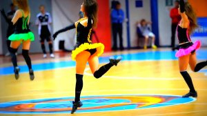 Яркий танец группы поддержки