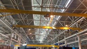 Работа кранов на предприятии стекольной отрасли