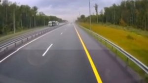 Фура с углекислотой взорвалась на федеральной трассе М-12 в Нижегородской области.