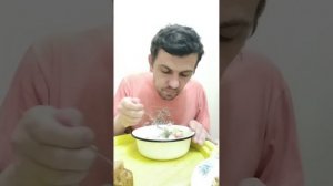 Обжор мукбанг жареная картошка с яйцами и тушёной свининой, овощной салат из огурцов и помидоров