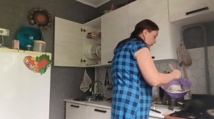 ЖАРИМ ОЛАДУШКИ И СЪЕДАЕМ ПОКА НИКТО НЕ ВИДИТ