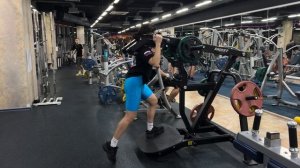 приседания Гакк Гантели