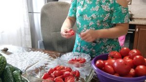 Папа привёз грибы! Готовлю закуску с огурцов в томатном соке.