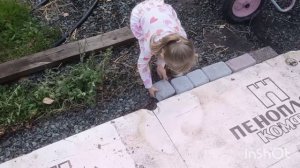 Девчонки обустраивают вокруг бассейна.