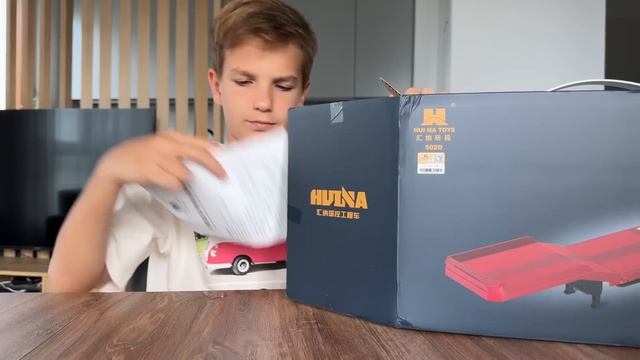 Марк и гигантский грузовик Scania в масштабе 1_18 – Миссия по спасению сломанного Range Rover смотреть онлайн