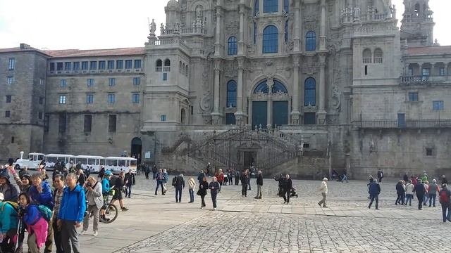 Акция протеста на площади у собора святого Иакова в Сантьяго (Испания) смотреть онлайн