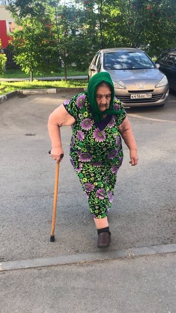 Мама на прогулке