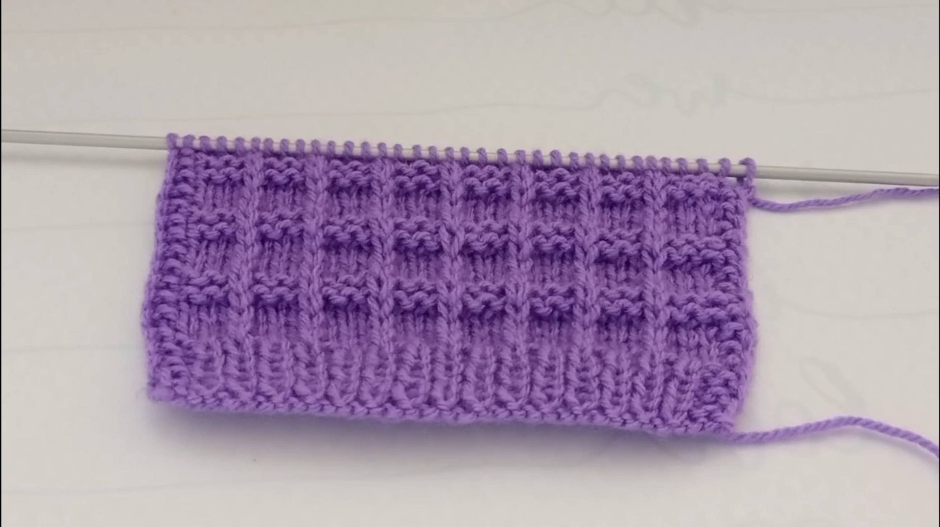 Плотный рельефный узор спицами поворотными и круговыми рядами. смотреть онлайн
