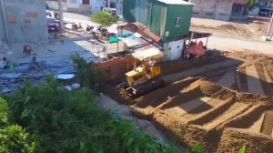 мини бульдозера, насыпьте песок, очистите воду от мусора и расчистите газон.