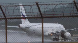 Эйрбас А320 авиакомпании Bangkok Airways взлетает из аэропорта Пхукет в дождливую погоду.