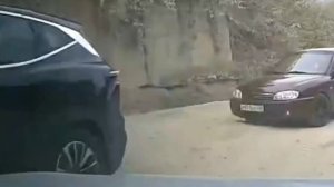 На Шаумянском перевале обгоняющие на узком повороте джигиты помогли съехать  пожилому мужчине