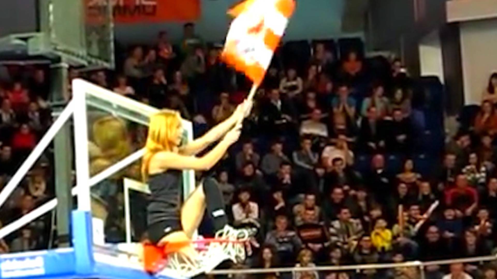 1 чирлидерша с группой поддержки GP UMMC 17.01.12 смотреть онлайн