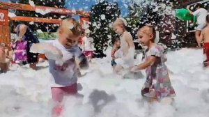 🤗Наши гости искренне радовались теплой погоде, играя с радужными пузырьками легкой пены.