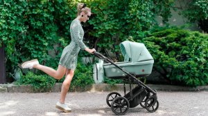 Адамекс Амелия - легкая и простая в управлении детская коляска.