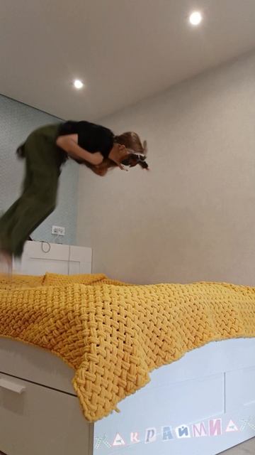 кошка прыгает на кровати, ей это ооочень нравится смотреть онлайн