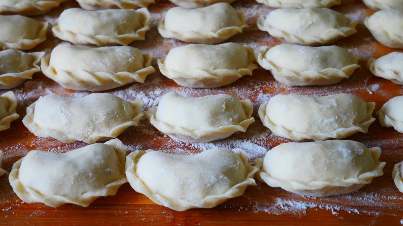 Выбросьте все старые рецепты! Идеальное тесто для вареников на сыворотке – пышное и вкусное!