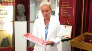 Елена Давыдова передала в Вяземский историко-краеведческий музей Книгу Памяти.