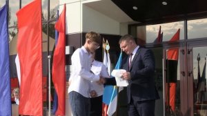 «Мы - граждане России!»: в День государственного флага России юным светловцам вручили паспорта РФ