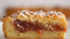 Дрожжевой пирог с грушевым вареньем