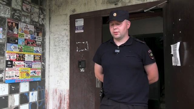 Очередной пример того, как сотрудники полиции, рискуя собой, приходят на помощь гражданам смотреть онлайн