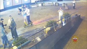 ‼️В центре Москвы двое злоумышленников напали на мужчину у ТЦ на Комсомольской площади‼️