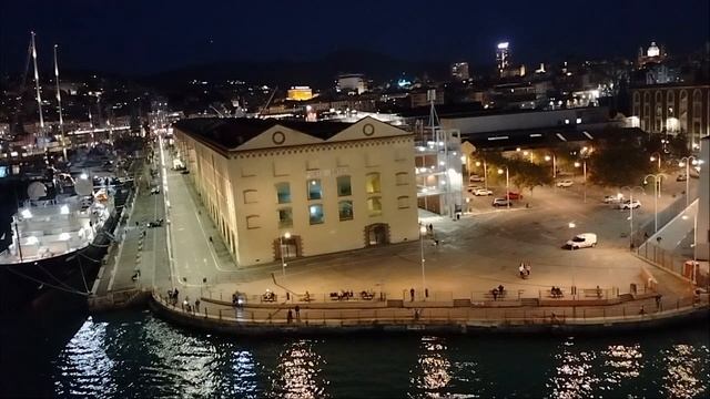 лайнер уходит из Генуи