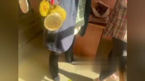 ⚡️Мама Арсена Маркаряна принесла в суд его медали.

Блогер доставлен в Таганский суд Москвы