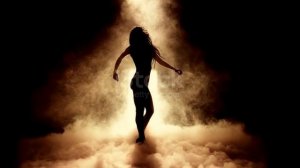 белые розы на чёрном рояле