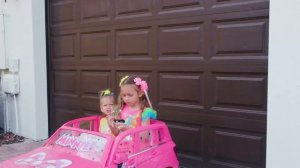 Майя и веселые игры в бассейне с родителями