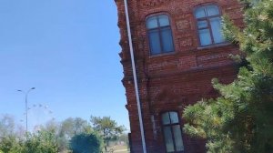 Старая школа в Волжском или картинная галерея.