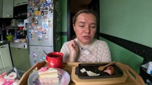 Мукбанг. Завтрак, яичница с сарделькой, торт малиновый сметанник «Мирель»