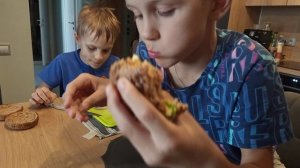 Делаем бургер из хлеба очень вкусно советую с (капибарами)