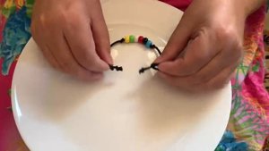 Завязать регулируемый узел на браслете