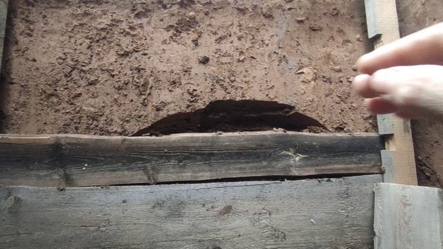 произошел обвал грунта на яме для канализации