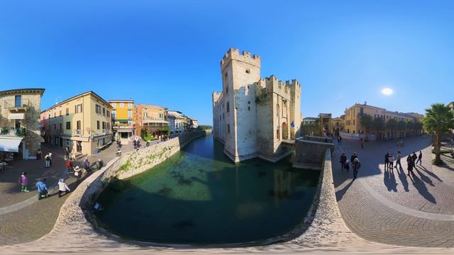 vecteezy_sirmione-castle-and-small-square-with-a-360-view_18846327 смотреть онлайн