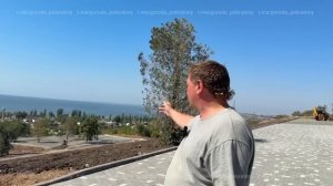 Строители из Санкт-Петербурга благоустраивают парк в Мариуполе