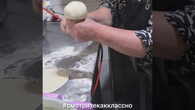 Как делают хычины в кафе У Курмана_Кабардино-Балкарская республика .mp4