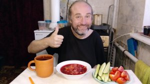 на обед с Рыжулей борщ, а ему ряженка. коту зашло. мукбанг. обжор. еда на камеру. диета. шизофрения.