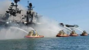 Еще один корабль ВМС США загорелся вблизи российских вод