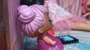 Королевскую семью ограбили! Расстановка новой мебели 🛋️ для кукол!