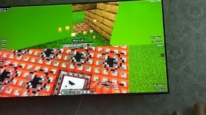 играем в майнкрафт.