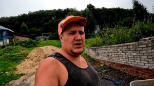 Расчищаем участок от накопившегося мусора, спасаем деревья и новый материал
