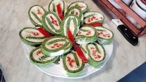 Рулет-закуска из шпината с творожной начинкой.