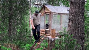 Укрылся от Дождя в Своём Лесном Домике.Готовлю на Костре Картофель в Беконе