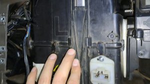 Замена салонного фильтра Nissan Terrano Wagon 2 Door 1988 года.