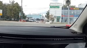 Едем на парковку. Паркуем машину и выходим.